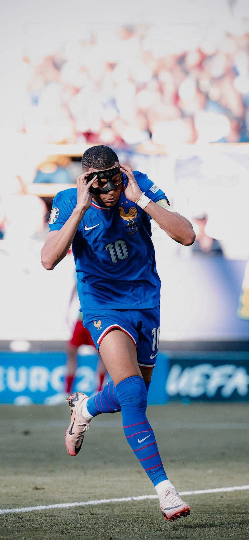 他用表现锁定胜局（凭借出色发挥锁定胜利）