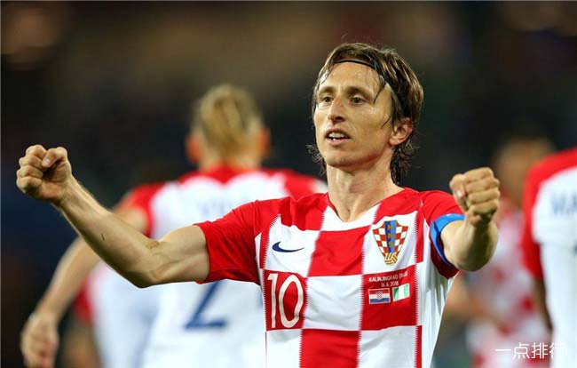 手感火热！小巴里·布朗首节3记三分球轰下11分1板1助1断（状态火热！小巴里·布朗首节连中3记三分，豪取11分1板1助1断）