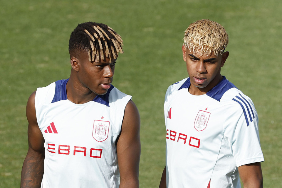 环足奖2025年最佳中场投票：贝林厄姆居首，佩德里位居次席（2025环足奖最佳中场票选：贝林厄姆领跑，佩德里第二）