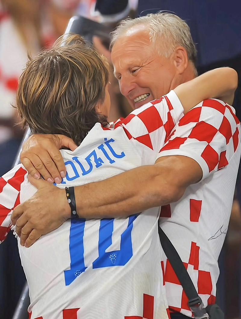 Edgar Lima后半程发力完成夸张动作（Edgar Lima末段发力奉上惊人一招）