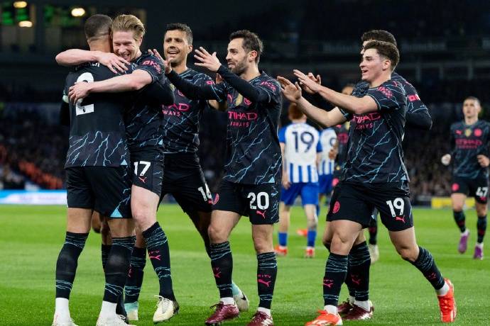 斯洛特执教利物浦遭遇挑战，进攻防守问题突出，萨拉赫争议，压力倍增。（斯洛特在利物浦帅位承压：攻防失衡、萨拉赫风波、重压陡增）