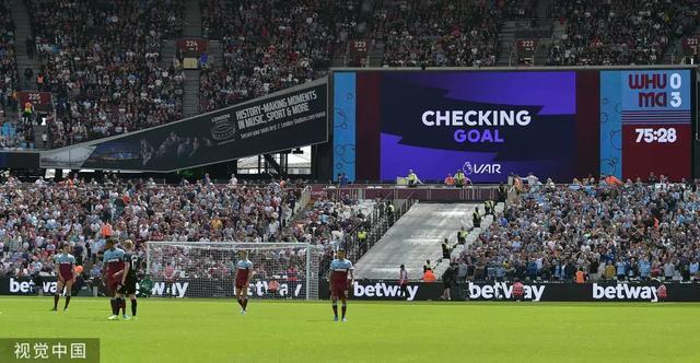 被赠送云达不莱梅印有8号的球衣，克罗斯：这是合同报价吗（收到云达不莱梅8号球衣，克罗斯打趣：这是合同报价？）