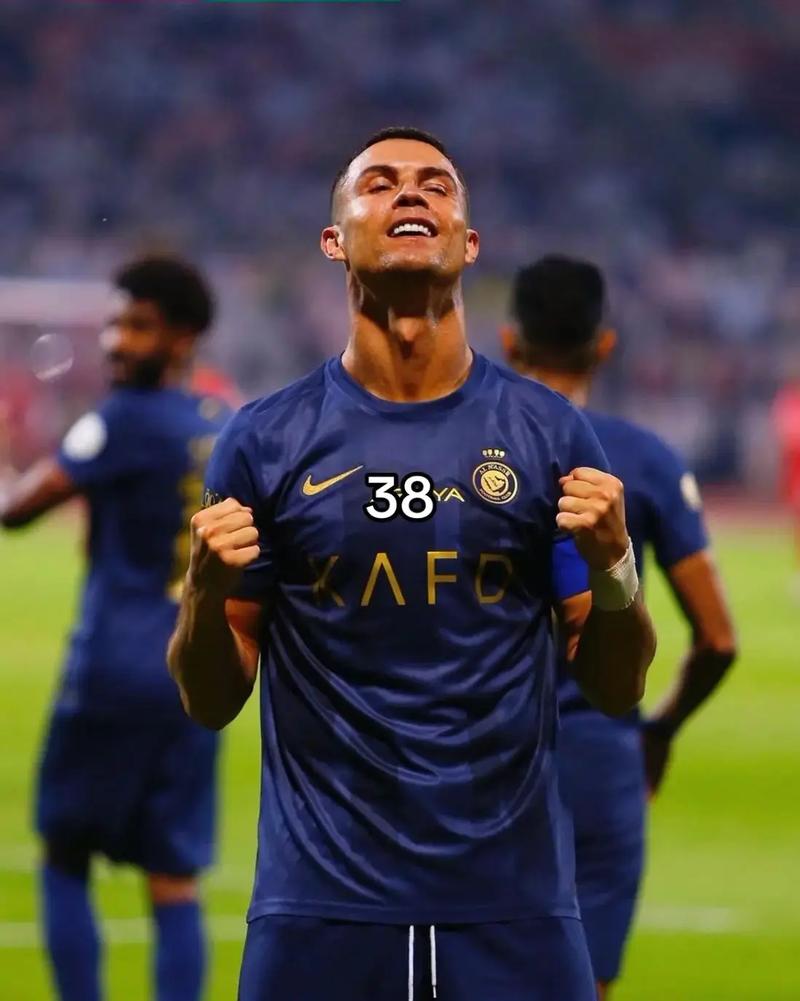 里昂15岁潜力中锋泽科维奇：崇拜哈兰德和DV9的左脚射手（里昂15岁新星中锋泽科维奇：左脚射术出众，偶像是哈兰德与DV9）